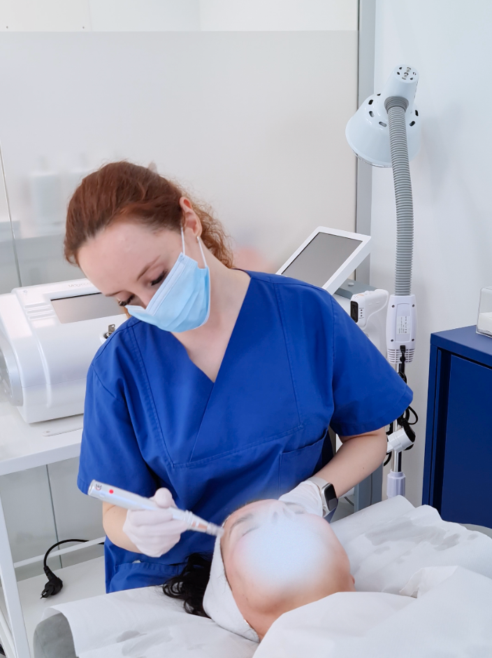Gesichtsnahaufnahme zur Darstellung ästhetischer Hautbehandlungen und plastischer Chirurgie